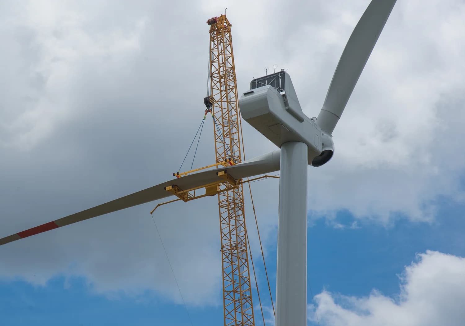 Montaje de rotor eólico con grúa reticulada