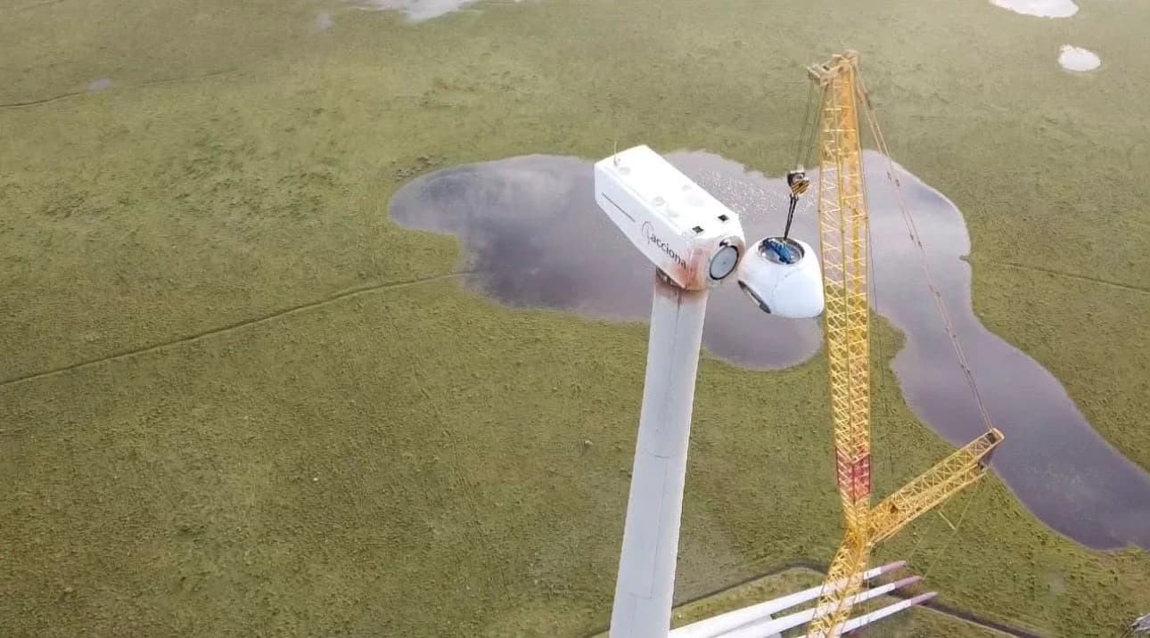 Vista aérea del montaje de una góndola eólica