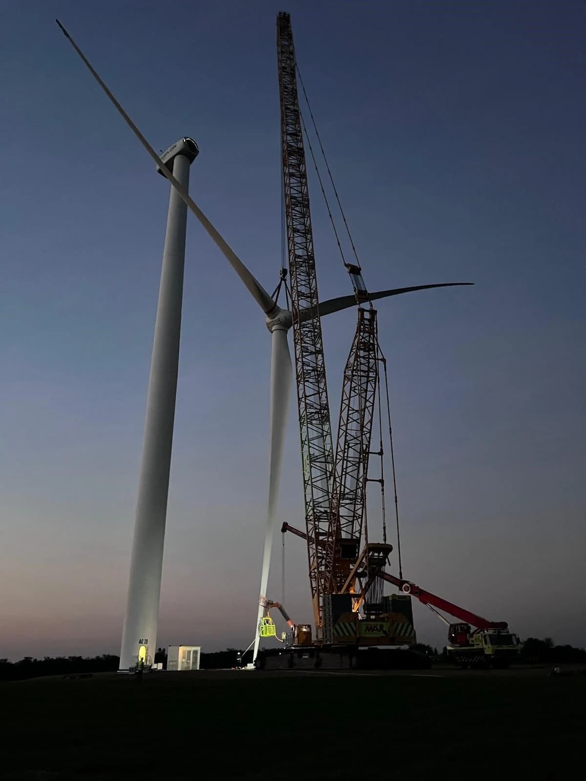 Maniobra de montaje eólico realizada al atardecer