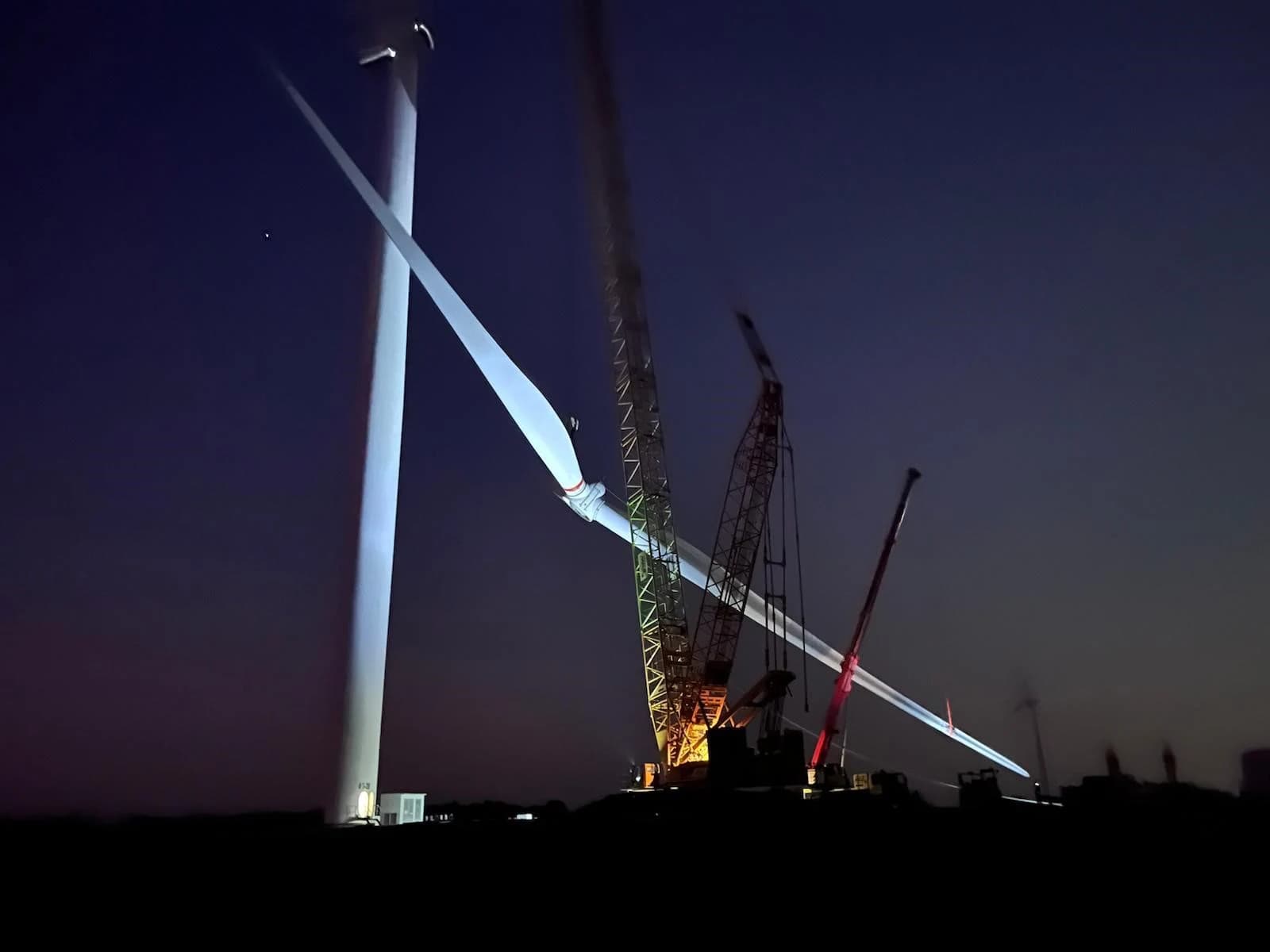 Montaje nocturno de rotor de aerogenerador con grúas de gran capacidad