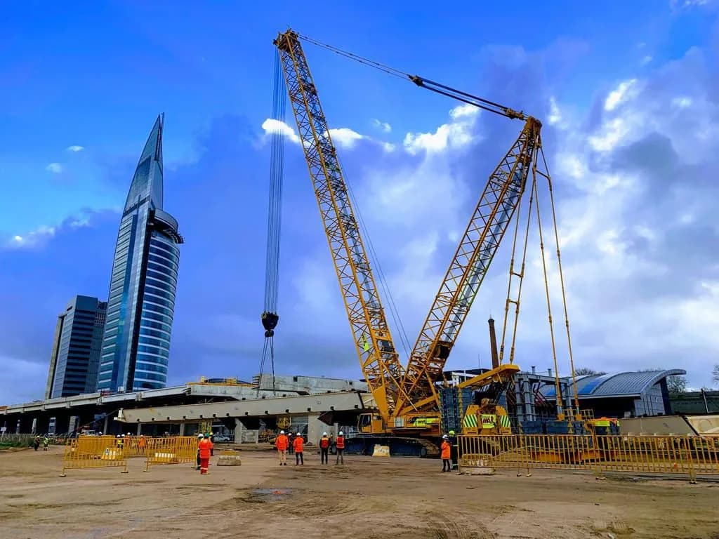 Equipo de Grúas Mar trabajando en una obra industrial