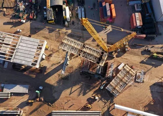 Montaje de estructura industrial visto desde altura