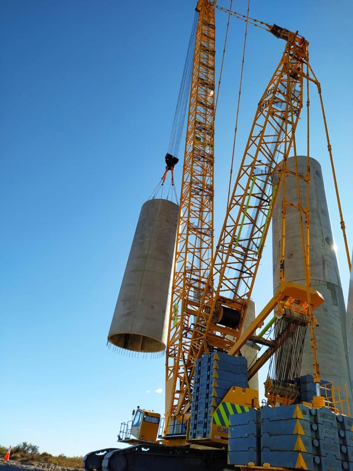 Izaje de elementos prefabricados de hormigón con grúa sobre orugas