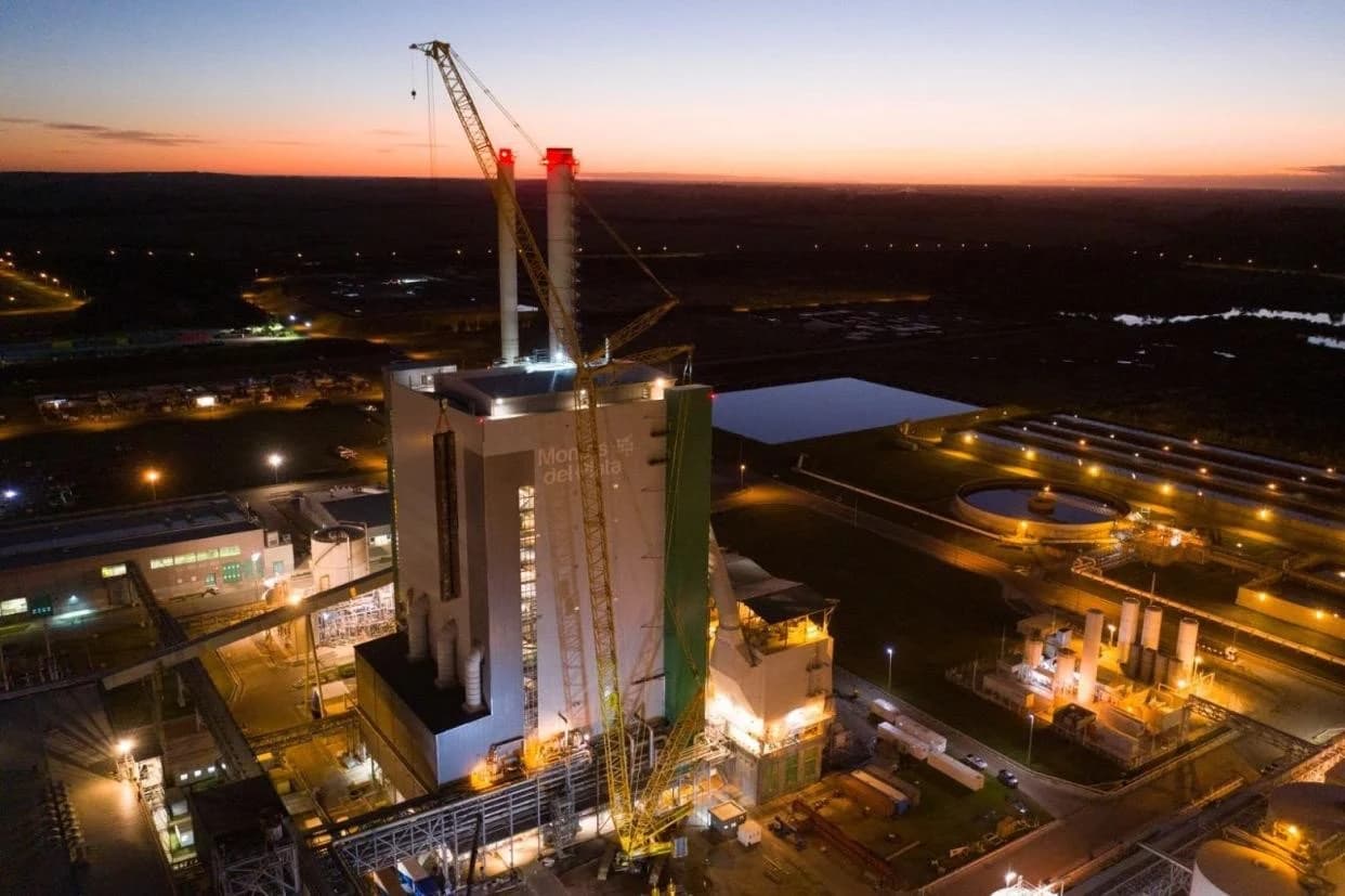 Montaje industrial nocturno con grúa de gran capacidad en una planta uruguaya