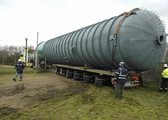 Traslado de tanque industrial sobre cama baja