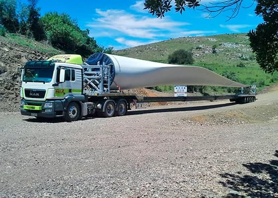 Transporte de pala de aerogenerador sobre cama baja