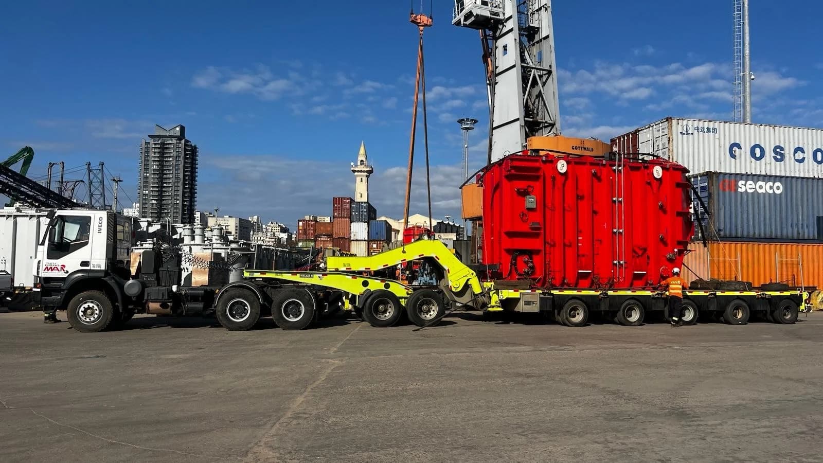 Transporte especializado de transformador de gran porte en el Puerto de Montevideo
